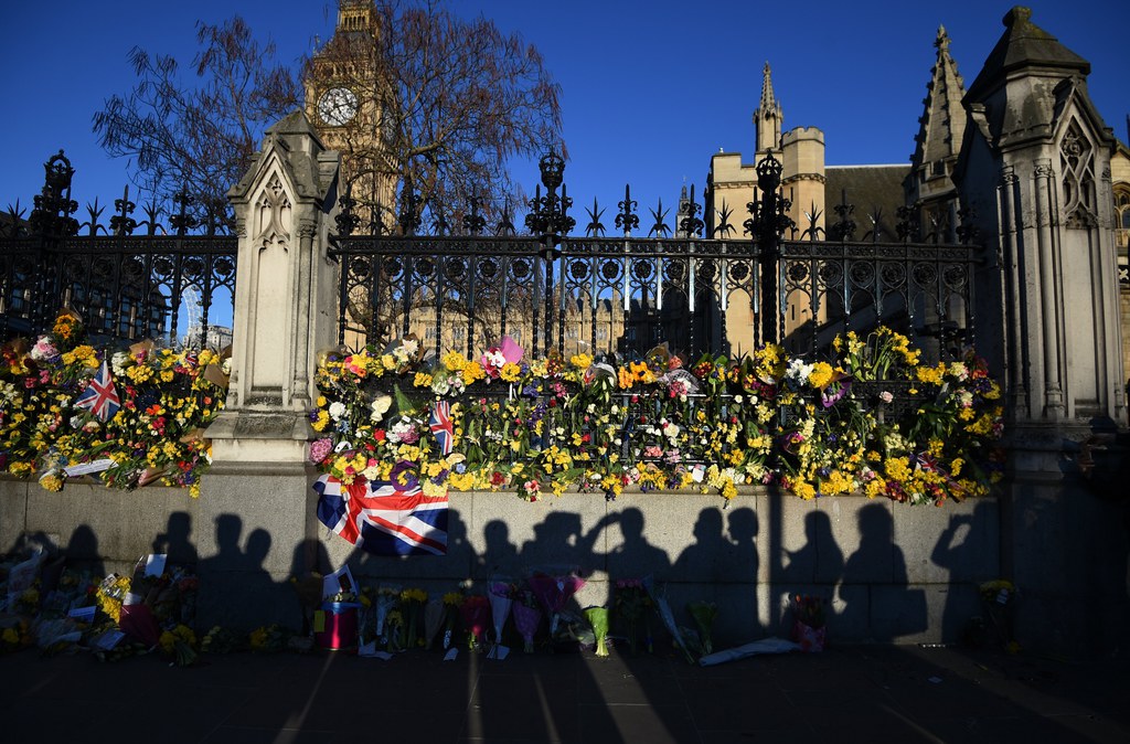 Les fleurs s'entassent à Londres pour rendre hommage aux quatre morts et 31 blessés de l'attaque.