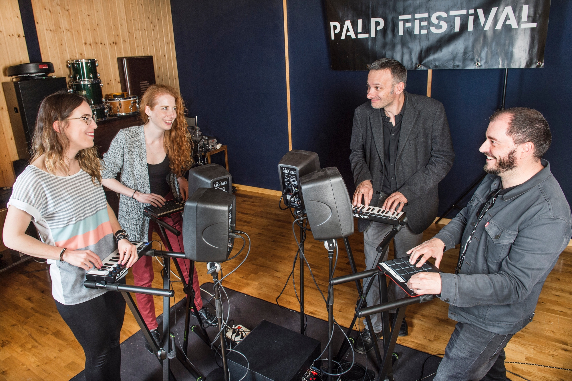 Charrat - 27 mars 2017 - Le Palp Festival a créé un instrument pour jouer très facilement avec les sons de la raclette. Ici, le test des journalistes Agathe, Estelle, Joël et Jean-François. (Le Nouvelliste/ Héloïse MARET)
