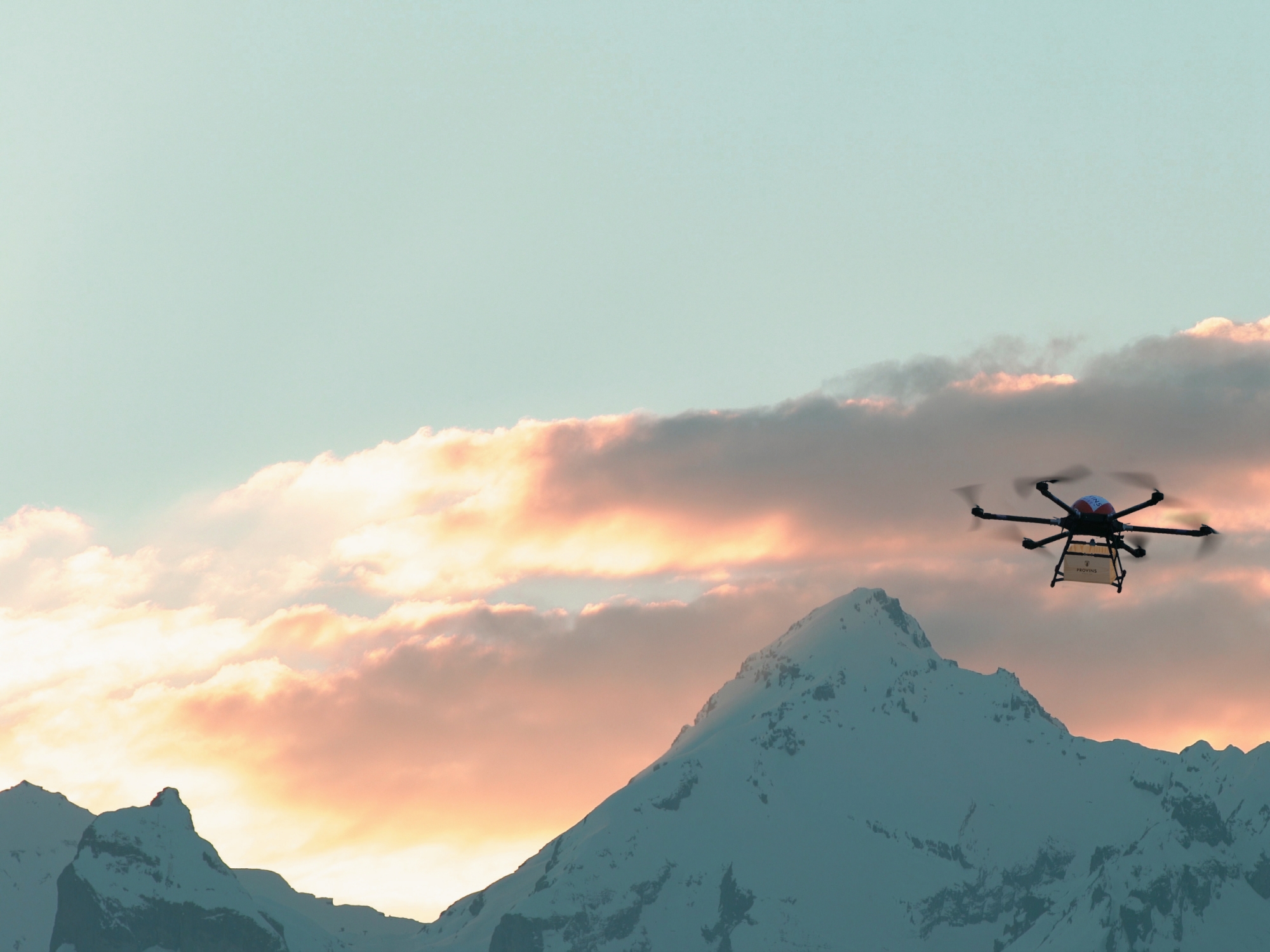 Grâce à une nouvelle génération de drones, Provins livre des cartons de vin, par les airs, dans tout le Valais central