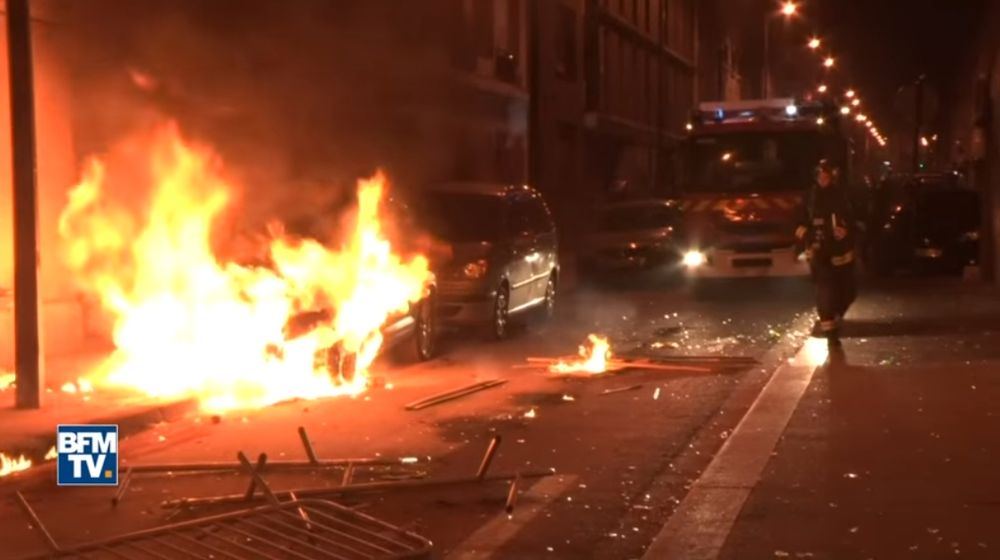 Un véhicule de police a été brûlé, ainsi que trois automobiles appartenant à des particuliers.