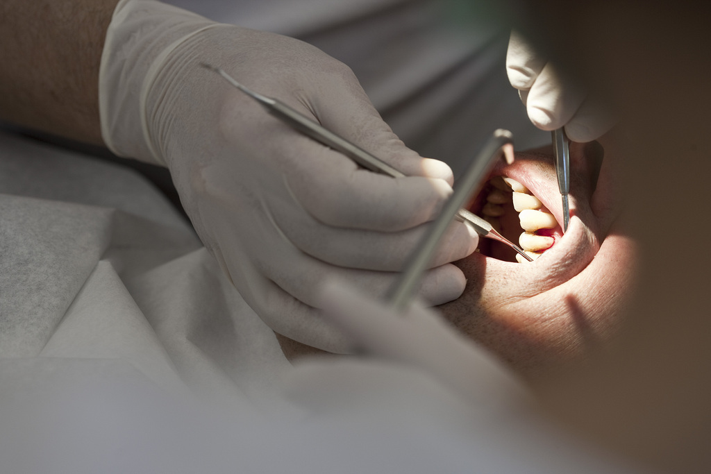 Selon les dentistes suisses, en investissant entre 150 et 300 francs par an dans des contrôles, on évite la plupart des problèmes dentaires.