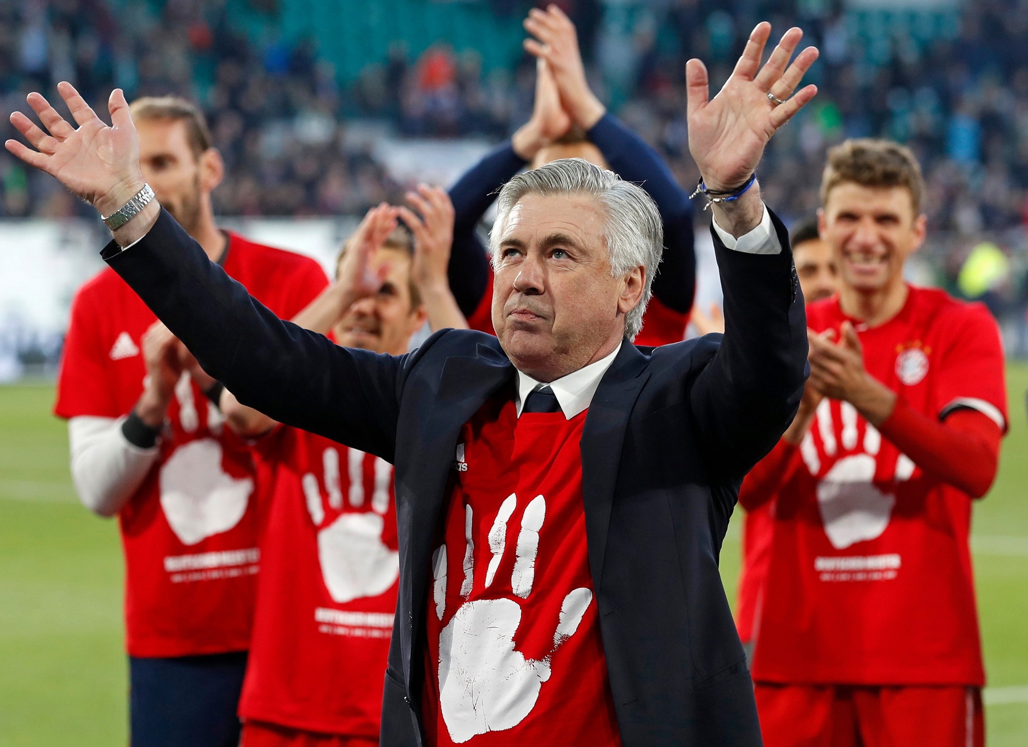 epaselect epa05935914 Munich's head coach Carlo Ancelotti (C)  celebrates with his players after winning the German Bundesliga soccer match between VfL Wolfsburg and Bayern Munich in Wolfsburg, Germany, 29 April 2017. Bayern won the match with 0-6 to clinch their unprecedented fifth consecutive Bundesliga league title.  EPA/FELIPE TRUEBA (EMBARGO CONDITIONS - ATTENTION: Due to the accreditation guidlines, the DFL only permits the publication and utilisation of up to 15 pictures per match on the internet and in online media during the match.) epaselect GERMANY SOCCER BUNDESLIGA