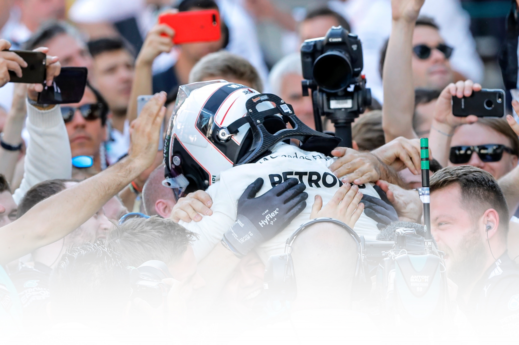 epa05937167 Finnish Formula One driver Valtteri Bottas (C) of Mercedes AMG GP celebrates with team members after winning the Formula One Grand Prix of Russia at the Sochi Autodrom circuit, in Sochi, Russia, 30 April 2017.  EPA/VALDRIN XHEMAJ RUSSIA FORMULA ONE GRAND PRIX