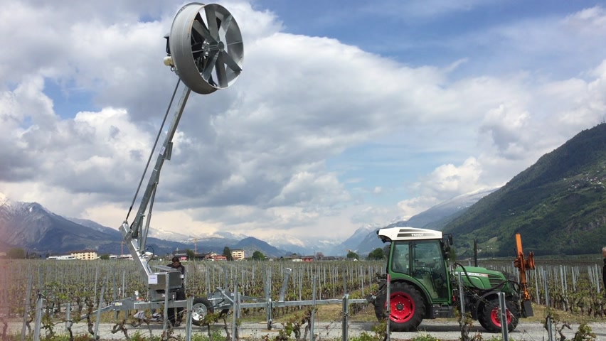 La mini éolienne a été installée vendredi dans les vignes de Chamoson pour être testée en conditions réelles.