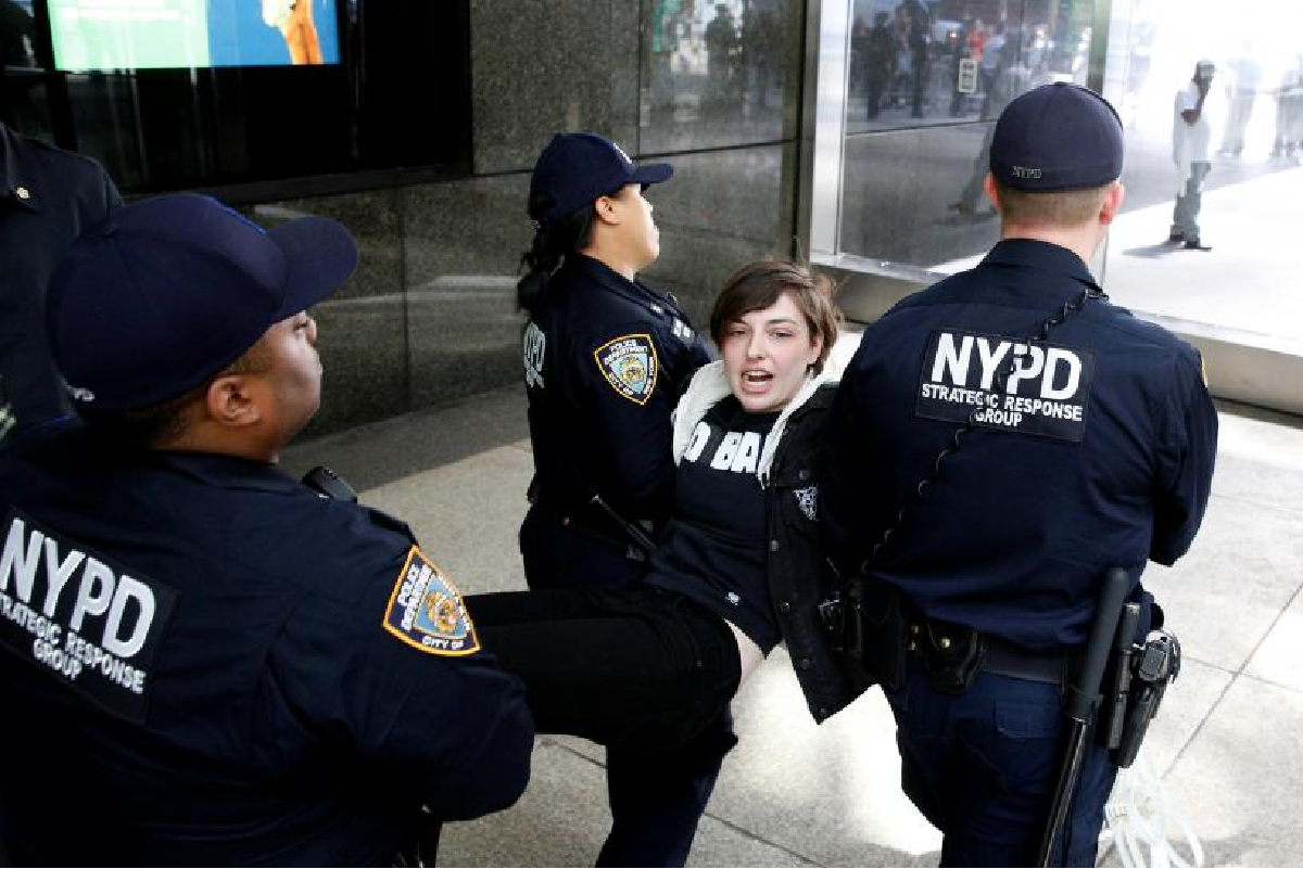 La police de New York a interpellé 25 personnes dans le hall d'entrée de la Trump Tower à New York.