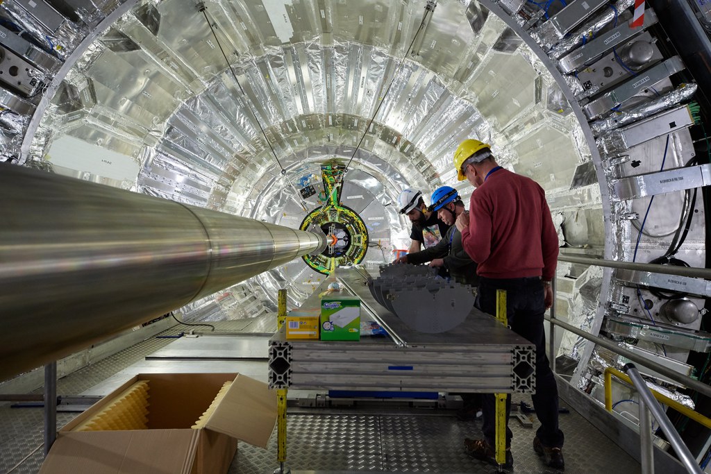 Le LHC a été remis en marche samedi dernier. Pour la première fois en 2017, des faisceaux de protons de faible intensité y ont circulé.