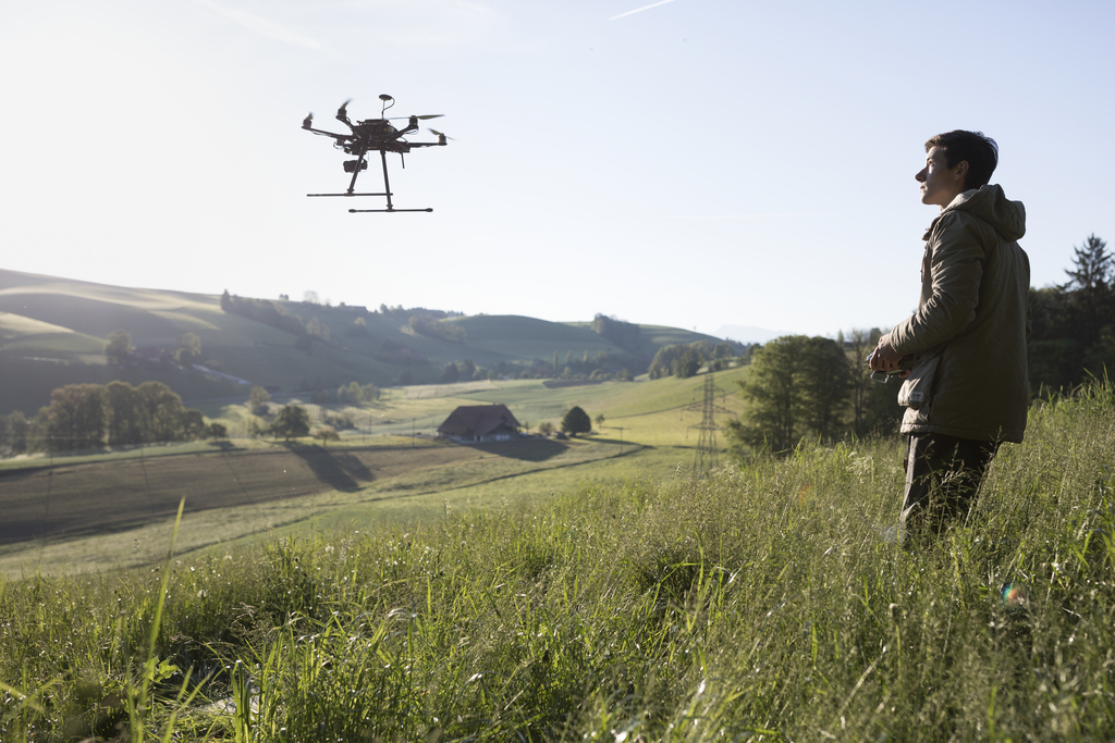 Pascal Zimmermann, un Bernois âgé de 18 ans, a conçu et construit un drone avec lequel il localise les animaux avant le fauchage.