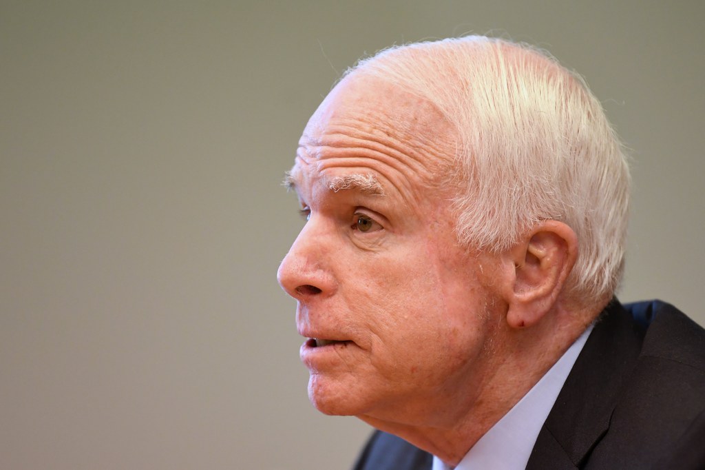 McCain considère la Russie comme le plus grand défi auquel les Etats-Unis ont été confrontés. 