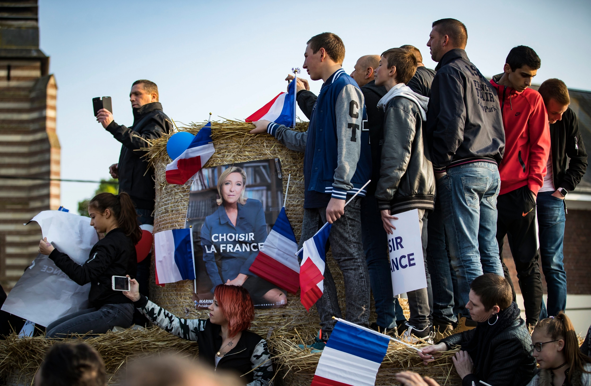 epa05944359 Supporters of French presidential election candidate the far-right Front National (FN) party, Marine Le Pen, as they listen to her speech at an outdoor campaign rally  in Ennemain, Northern France, 04 May 2017.  France will hold the second round of the Presidential election campaign on 07 May 2017. Sign reads 'Choose France', Le Pen's campaign slogan.  EPA/IAN LANSGSDON FRANCE PRESIDENTIAL ELECTIONS