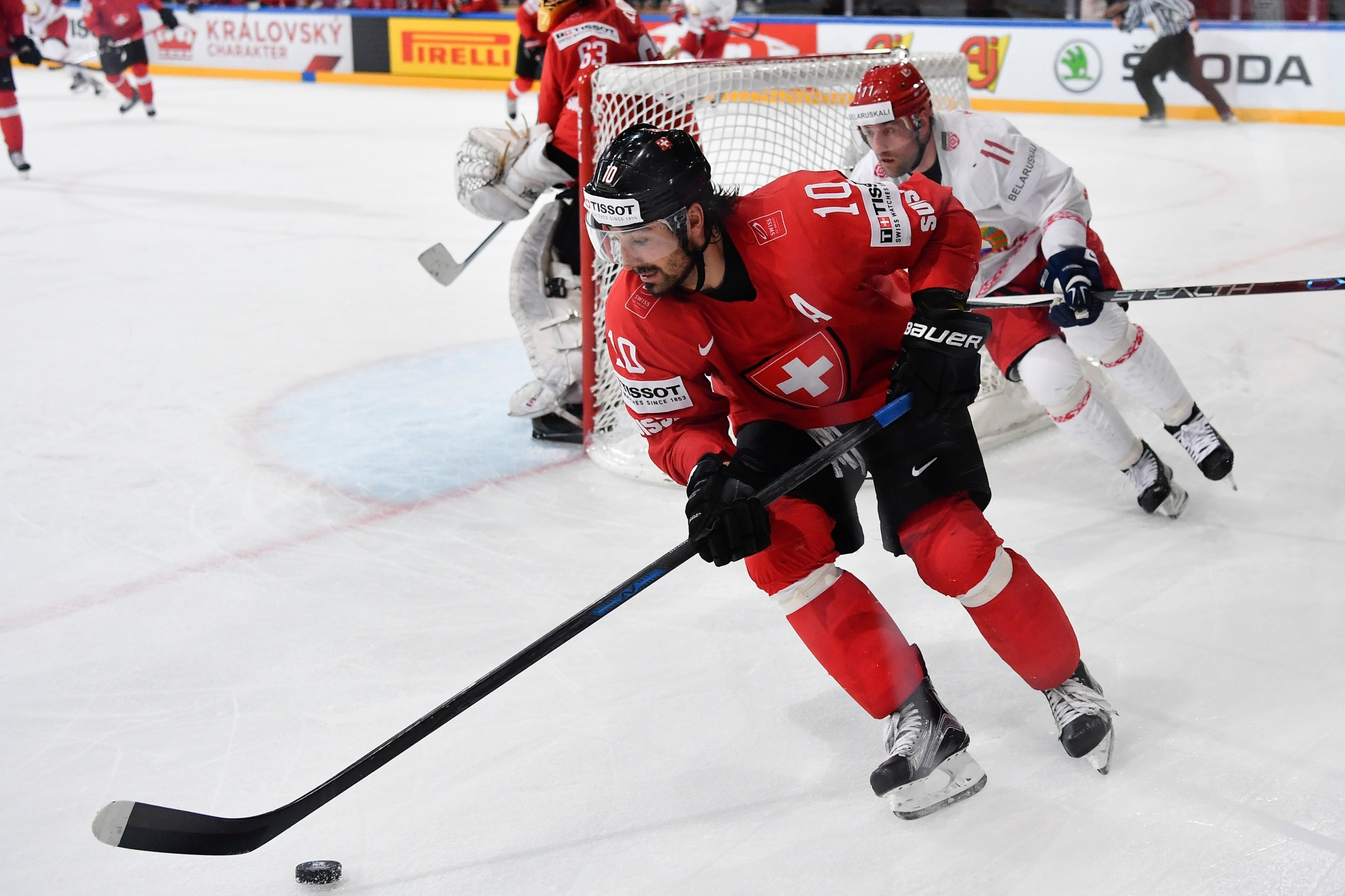 Switzerland‿s Andres Ambuehl, left, in action against Belarus‿ Alexander Kulakov during their Ice Hockey World Championship group B preliminary round match between Switzerland and Belarus in Paris, France on Wednesday, May 10, 2017. (KEYSTONE/Peter Schneider) FRANCE ICE HOCKEY WORLDS SWITZERLAND BELARUS