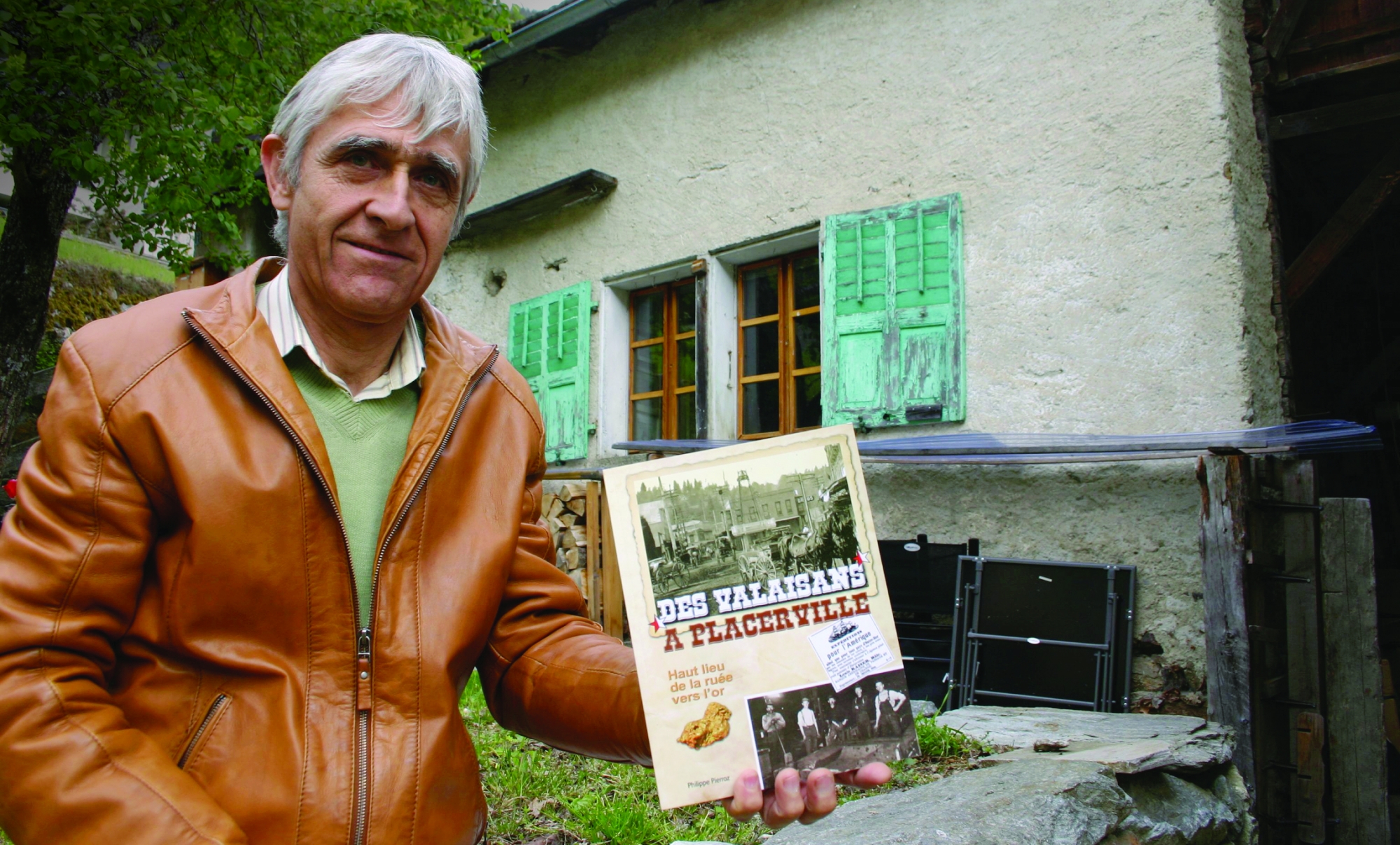 Philippe Pierroz présente son livre devant la maison natale de son grand-père Louis.