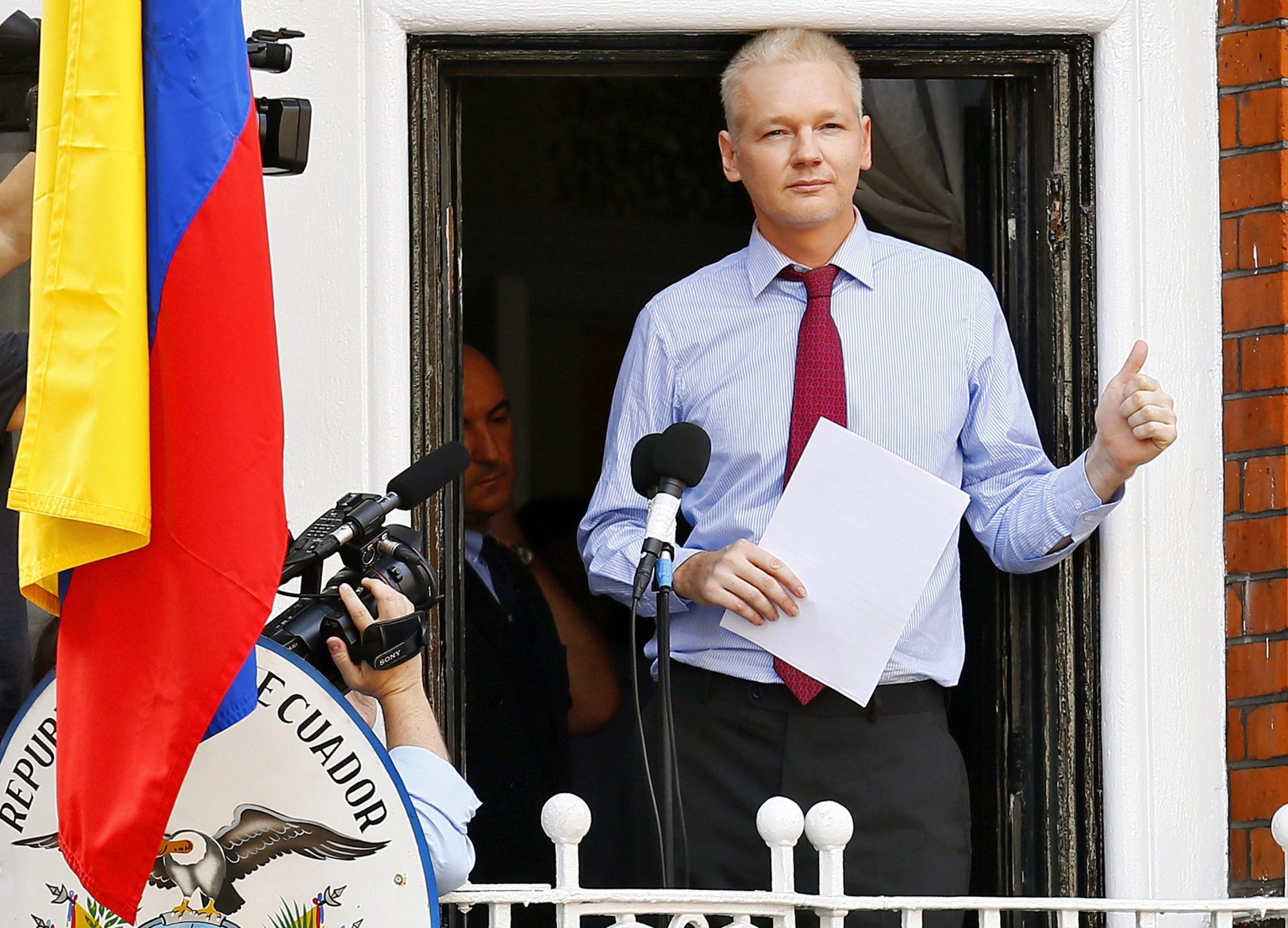 epa05973684 (FILE) - Wikileaks founder Julian Assange gives a thumbs up prior to delivering a statement on the balcony inside the Ecuador Embassy where he has sought political asylum in London, Britain, 19 August 2012(reissued 19 May 2017). According to a statement by the Swedish prosecutor's office on 19 May 2017, Sweden has dropped a rape probe against WikiLeaks founder Assange.  EPA/KERIM OKTEN (FILE) BRITAIN WIKILEAKS ASSANGE