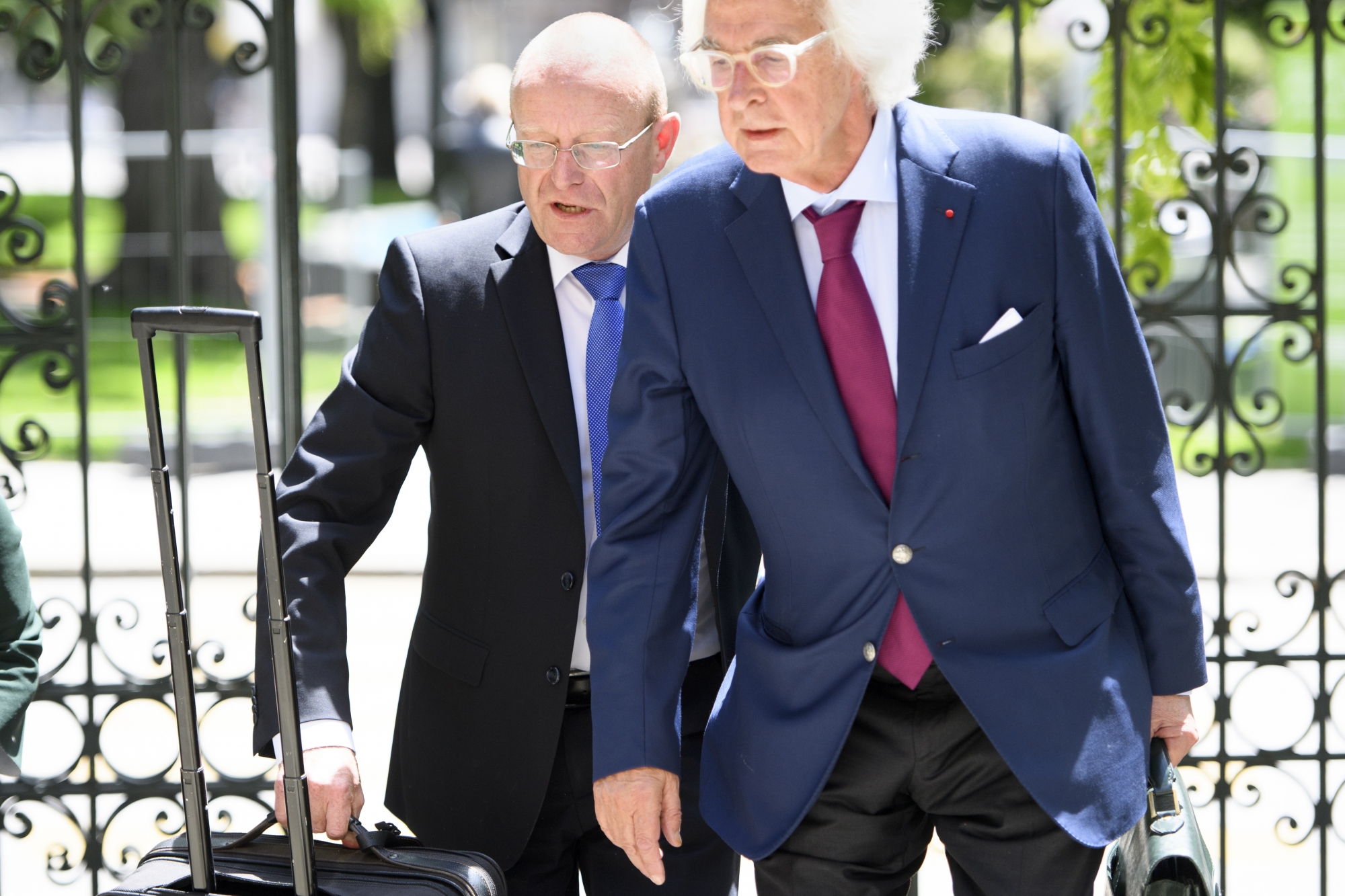 Le conseiller national Jean-Luc Addor, gauche, arrive en compagnie de son avocat Marc Bonnant au tribunal du district de Sion.