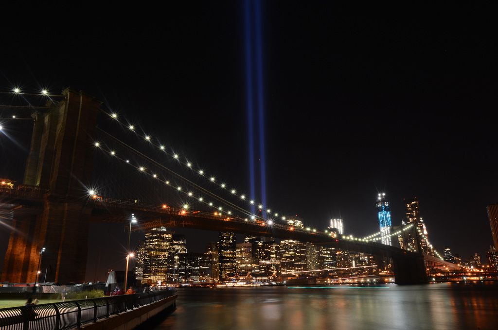 Le deux tours de lumières en hommage aux victimes des attentats de New York.