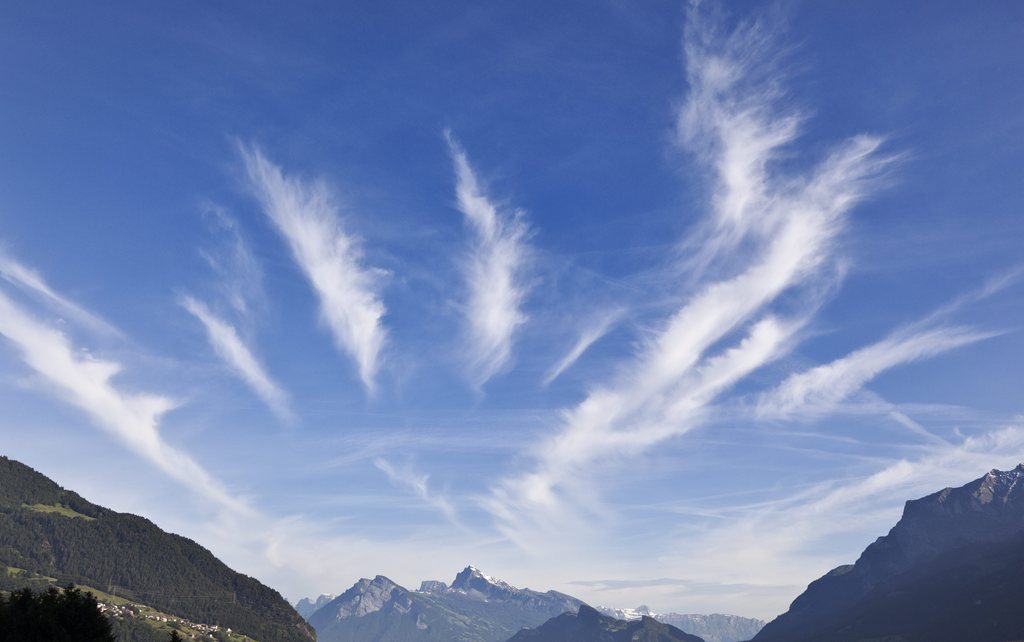 Foehnwolken ueberziehen den Himmel ueber dem Buendner Rheintal und treiben die Temperaturen am Freitag, 15. Juni 2012, bis auf sommerliche Werte  von 29 Grad in Chur. (KEYSTONE/Arno Balzarini)