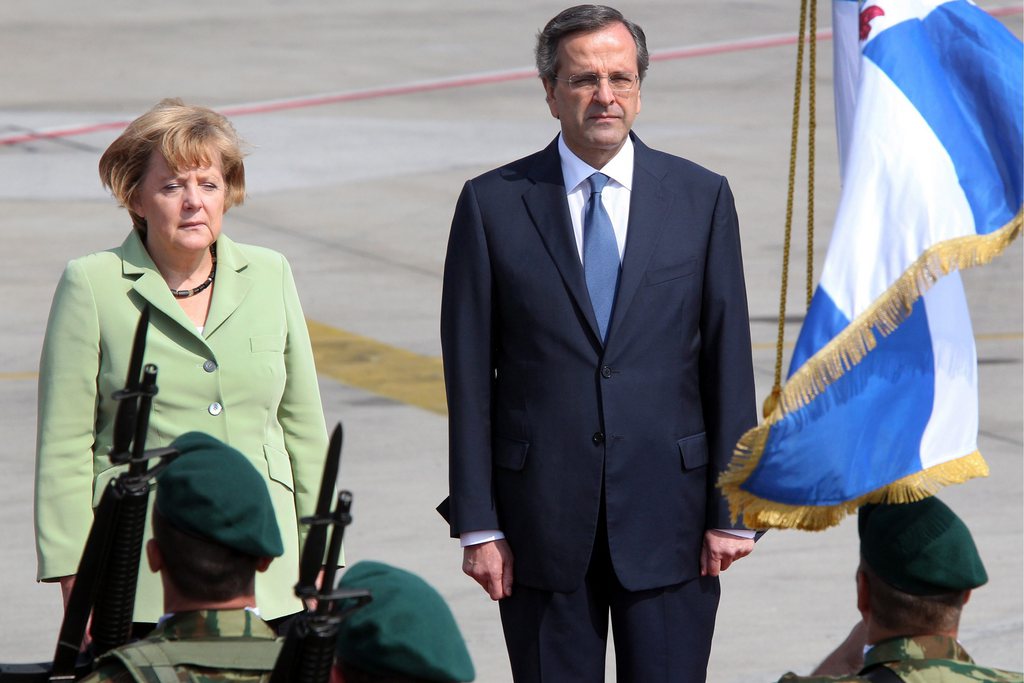 Le chancelière allemande Angela Merkel est accueillie à Athènes par le Premier ministre grec Antonis Samaras. 