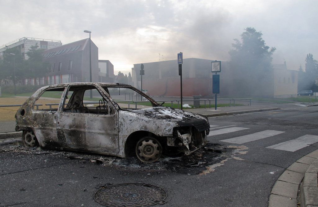 De nombreuses voitures et quelques bâtiments publics ont été brûlés à Amiens.