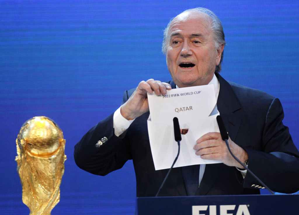 L'attribution de l'organisation du Mondial 2022 au Qatar, décidée le 2 décembre 2010 (ici Sepp Blatter lors de l'annonce du vainqueur), est entourée depuis le début de forts soupçons de corruption.