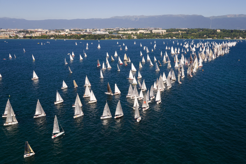 Plus de 500 bateaux participent chaque année à la course qui les mène de Genève au Bouveret et retour.