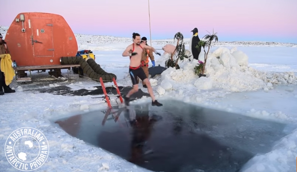 Les scientifiques ont percé à la tronçonneuse un trou étroit dans la glace, ouvrant ainsi sur une eau à moins 1,8 degré, alors que la température de l'air est à moins 30.