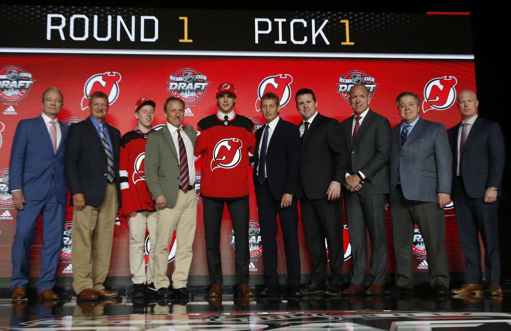 Le hockeyeur haut-valaisan Nico Hischier, 18 ans, est entré dans l'histoire du sport suisse et de la NHL dans la nuit de vendredi à samedi en étant repêché en première position de la draft 2017 par les Devils du New Jersey.
