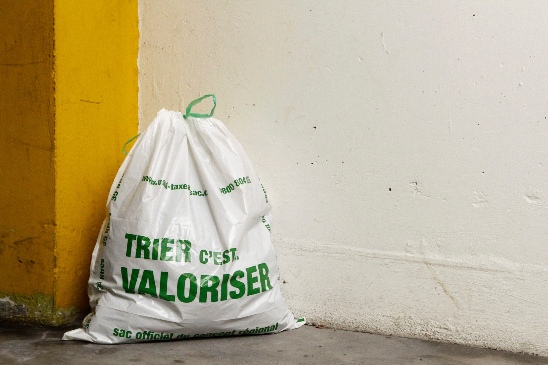 Les Valaisans paieront 1.90 leur sac poubelle, une fois la taxe introduite. 