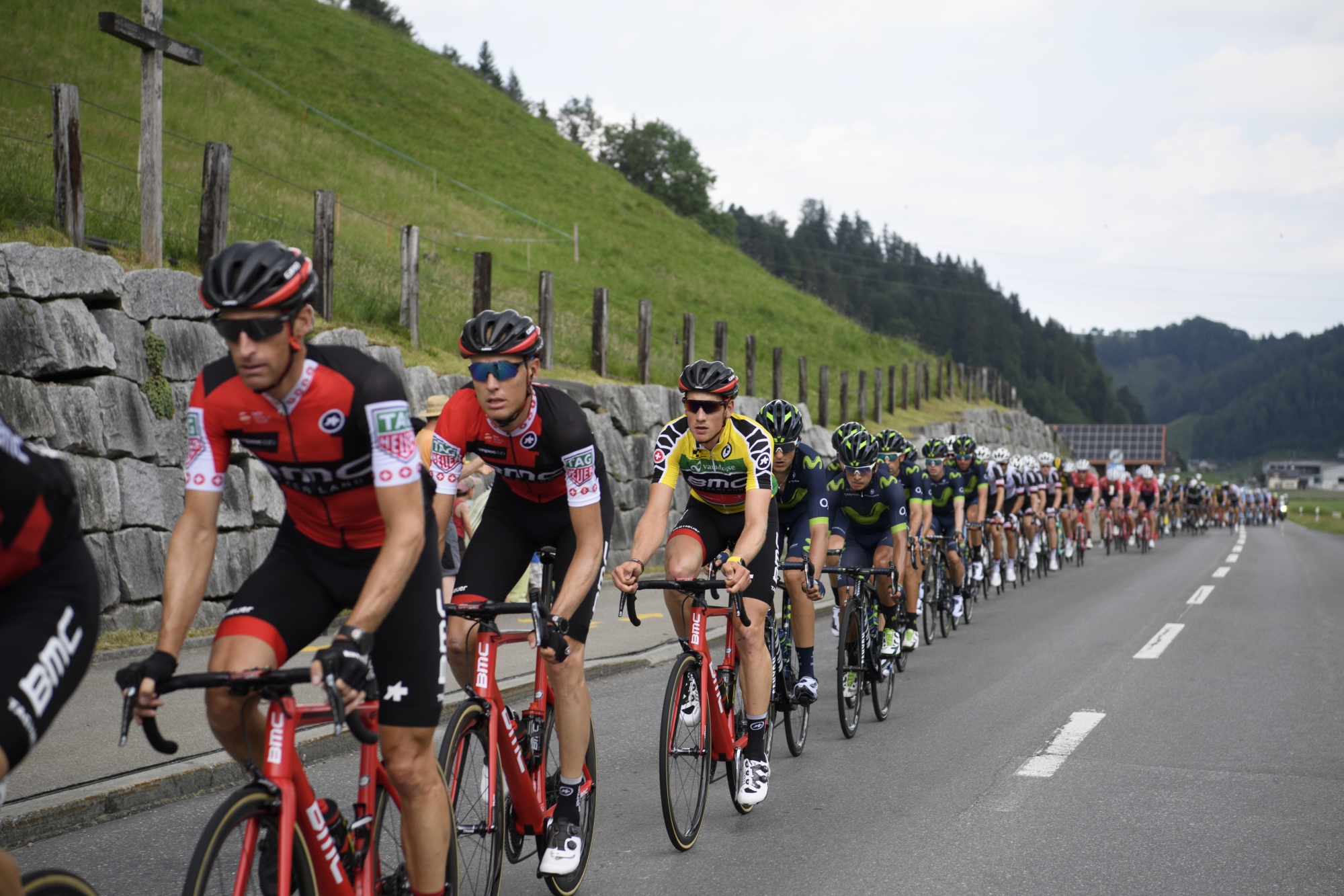 Les cyclistes du Tour de Suisse lors de la 3e étape, qui menait de Menziken à Berne. Ils traverseront le Valais mercredi.
