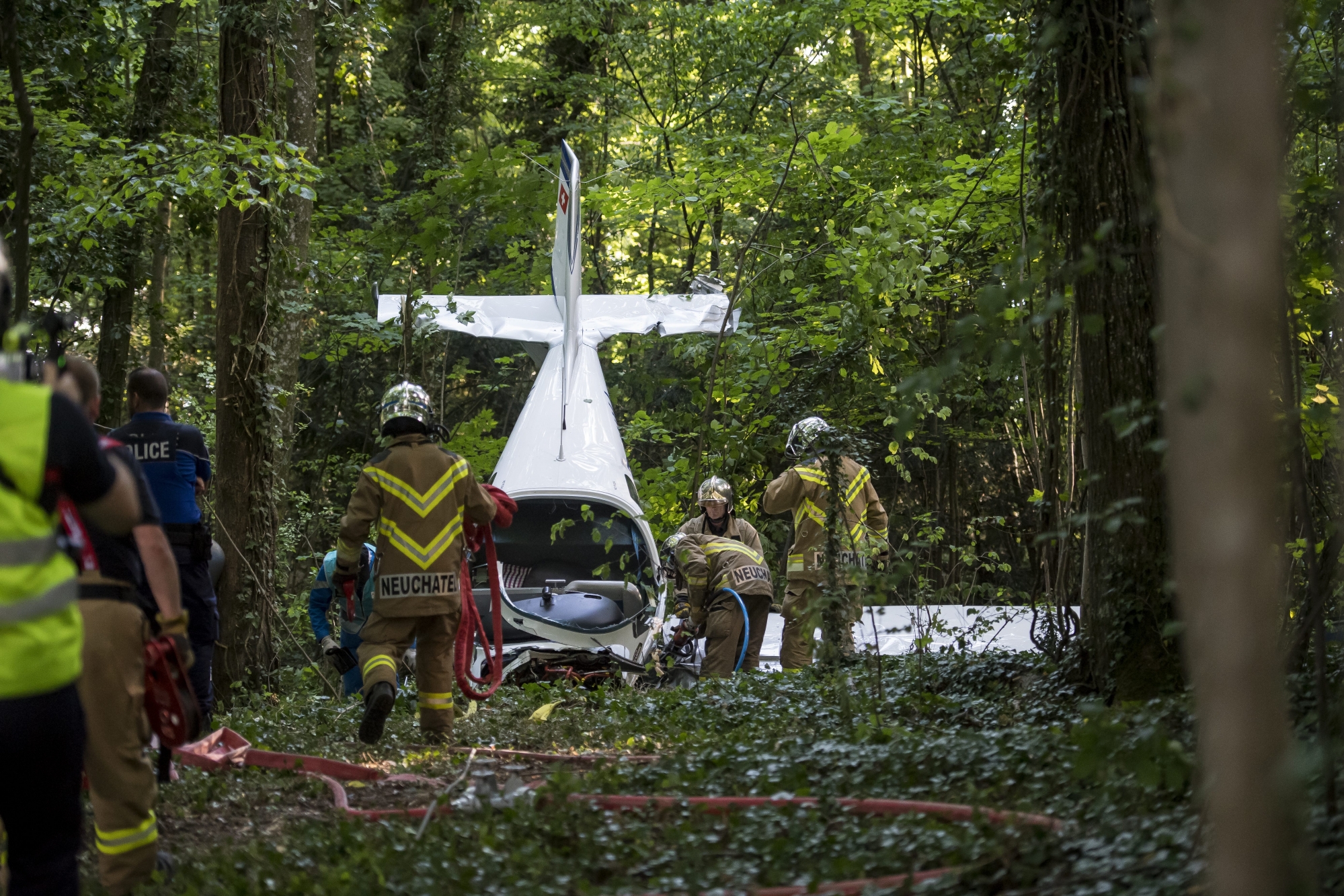L'avion accidenté, photographié lors des opérations d'évacuation de l'appareil, ce mercredi 5 juillet, non loin de Robinson, à Colombier.