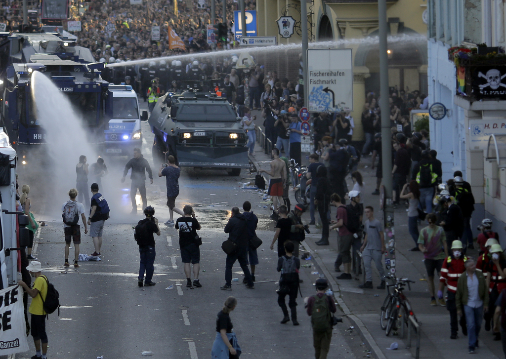 La police a dispersé la foule au moyen de gaz lacrymogène et de canons à eau.