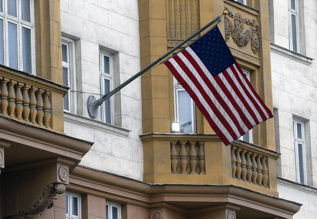 Dès le 1er septembre, la diplomatie américaine devra également réduire son personnel d'ambassade et de consulats de 755 personnes, pour le ramener à 455, au niveau des effectifs des représentations russes aux Etats-Unis.
