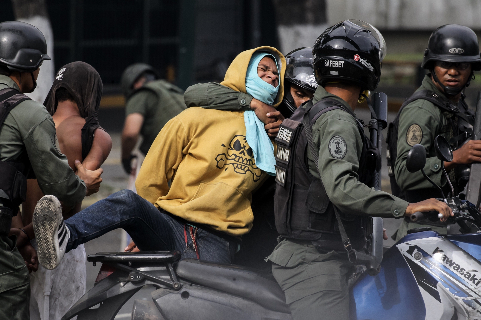 epa06113700 Members of the National Bolivarian Guard (GNB) arrest a protester during riots in Caracas, Venezuela, 27 July 2017. The Venezuelan opposition initiated a 48-hour general strike called for 26 and 27 July to demand that President Nicolas Maduro cease the 30 July election of a Constituent Assembly to draft a new constitution.  EPA/MIGUEL GUTIERREZ VENEZUELA CRISIS