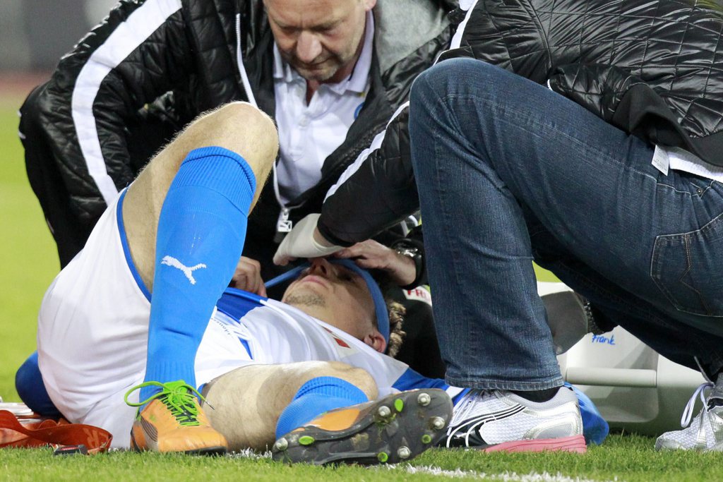 Le football est, de loin, le sport qui fait le plus de blessés chaque année en Suisse.