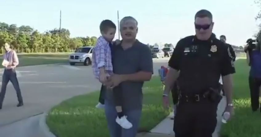 Le petit garçon a été accompagné par des dizaines de policiers jusqu'à son école.