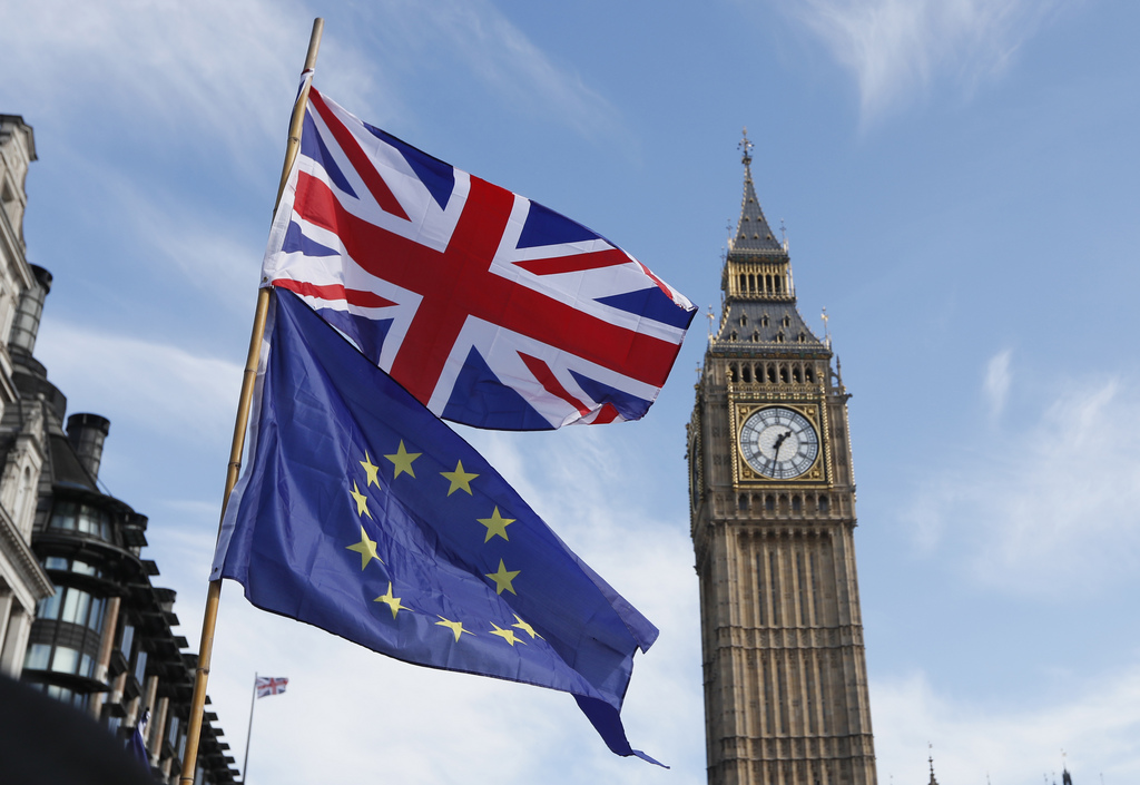 Le Royaume-Uni quittera  bien l'Union européenne, mais aussi l'union douanière et le marché unique, en mars 2019, comme la première ministre Theresa May s'y est engagée.