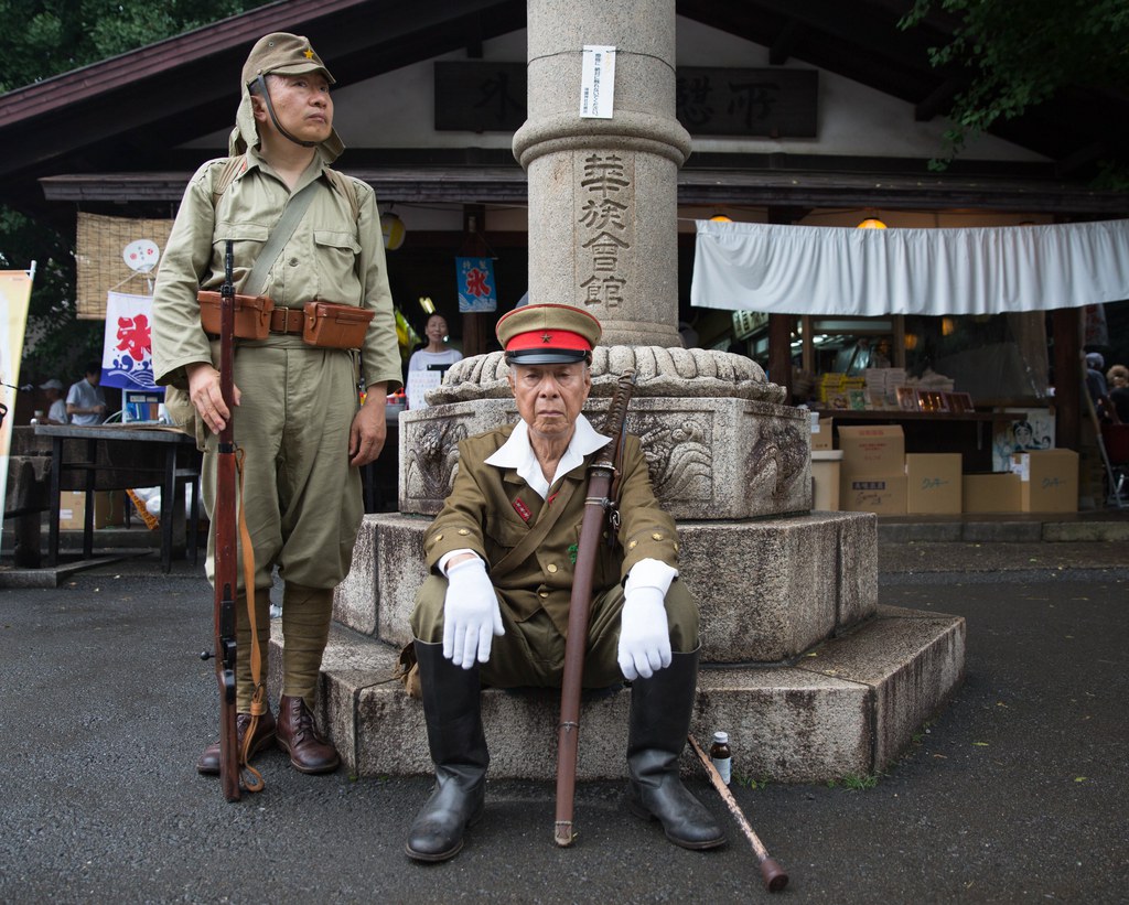 A Tokyo, des hommes en uniformes de l’armée impériale rendent hommage aux soldats japonais morts pendant la guerre du Pacifique.
