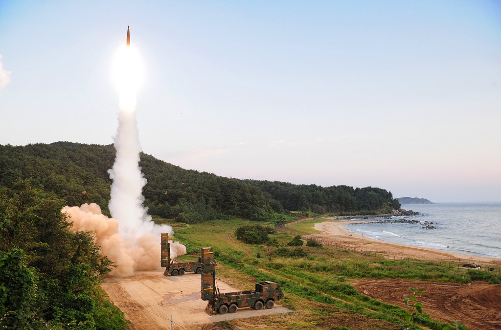 En réaction aux provocations nord-coréennes, la Corée du Sud avait, dès lundi, lancé des manœuvres terrestres à tirs réels, simulant une attaque avec des missiles balistiques sur le polygone de tir nucléaire du régime de Kim Jong-un.