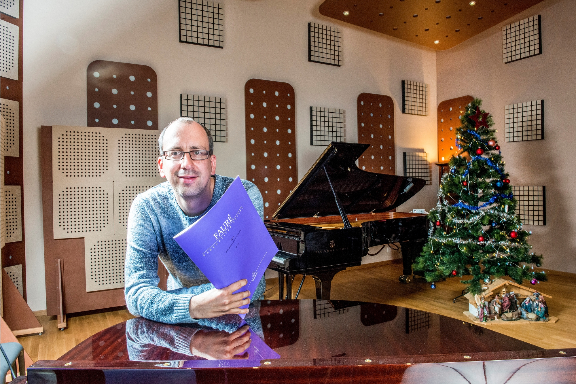 Saxon, le 05.12.2014



Le pianiste valaisan Lionel Monnet pose dans sa nouvelle salle de concert a Saxon.



Christian Hofmann/Le Nouvelliste