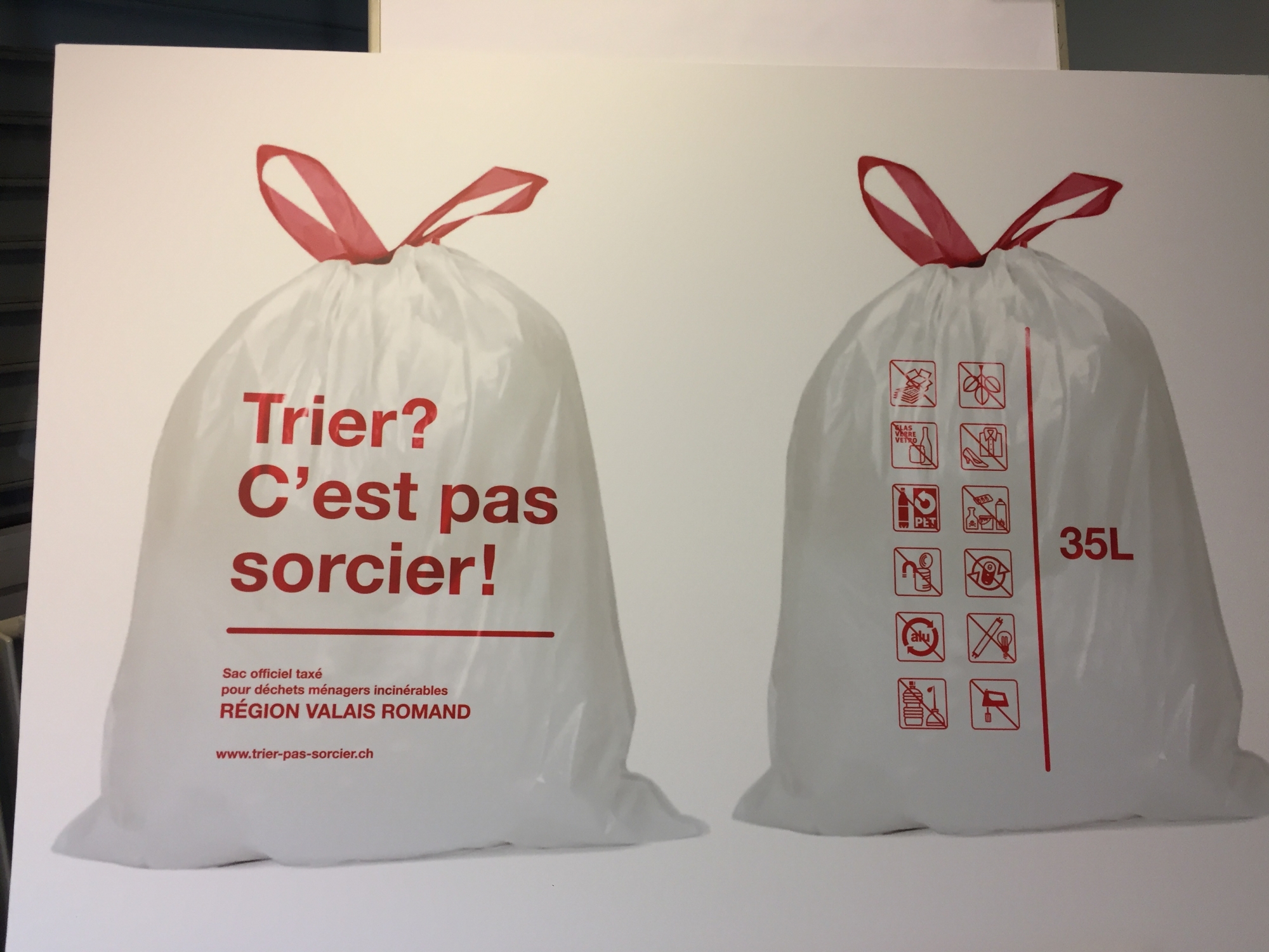 Le sac poubelle blanc taxé est obligatoire dans le Valais romand depuis le 1er janvier 2018.