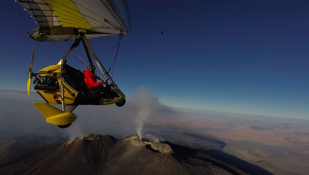 Le projet Fly The World de Xavier Rosset, c'est 400 jours et 80 000 kilomètres en survolant, en ULM, quelque 50 pays. 
