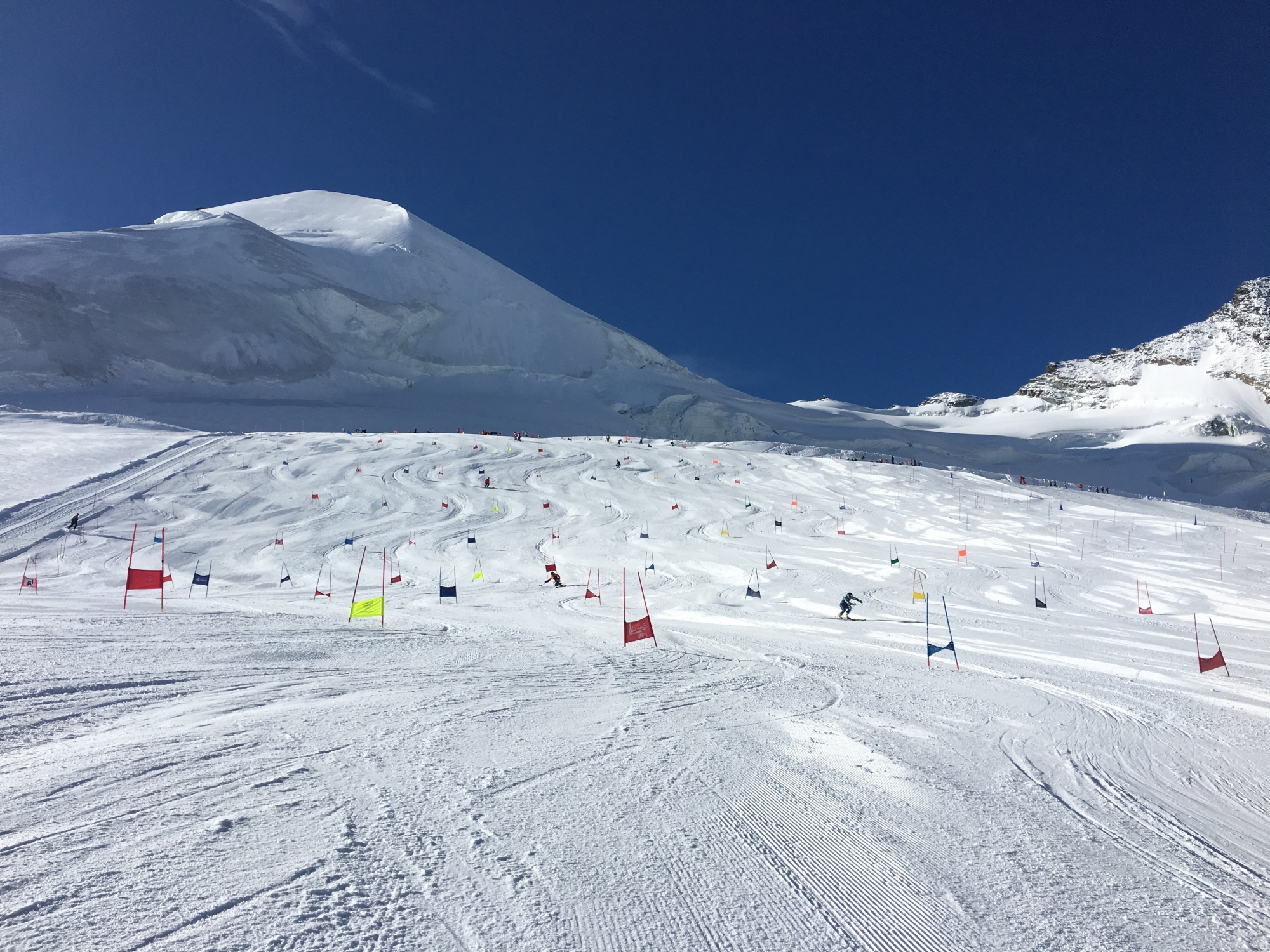 Ski alpin: pris d’assaut par de nombreuses équipes en camp, le glacier de Saas-Fee est saturé l'été