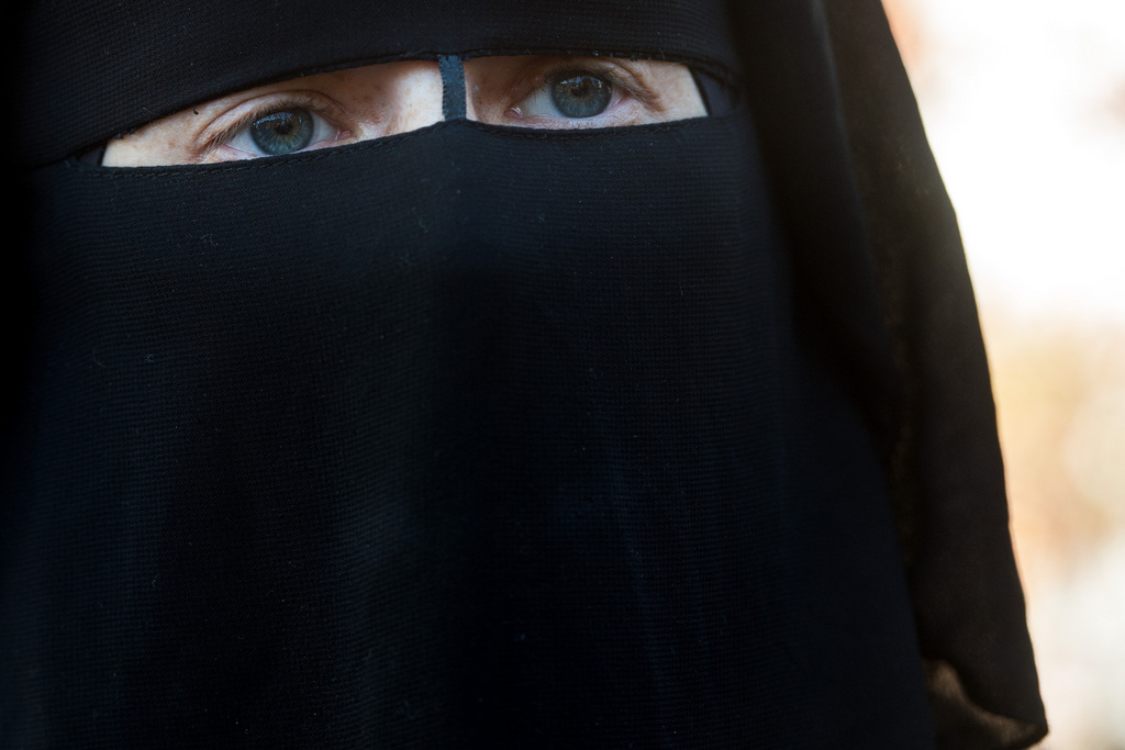 L'initiative se base sur le modèle tessinois qui interdit le port de la burqa et de tout autre vêtement dissimulant le visage.