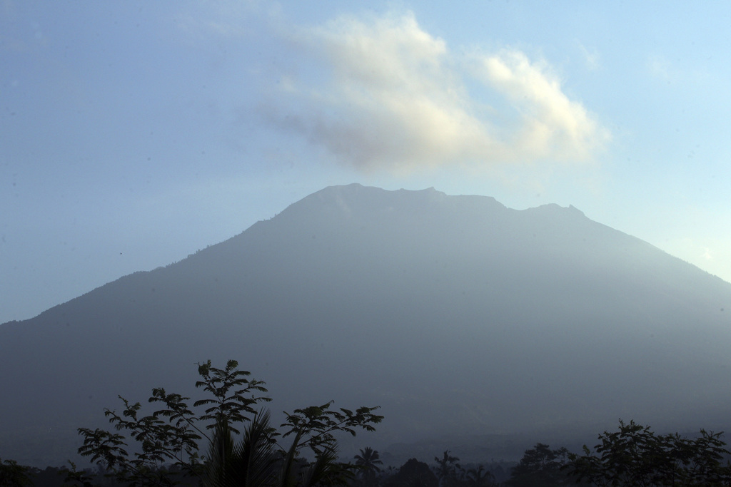 Le volcan Agung, situé à quelque 75 kilomètres de la ville touristique de Kuta, gronde depuis le mois d'août.