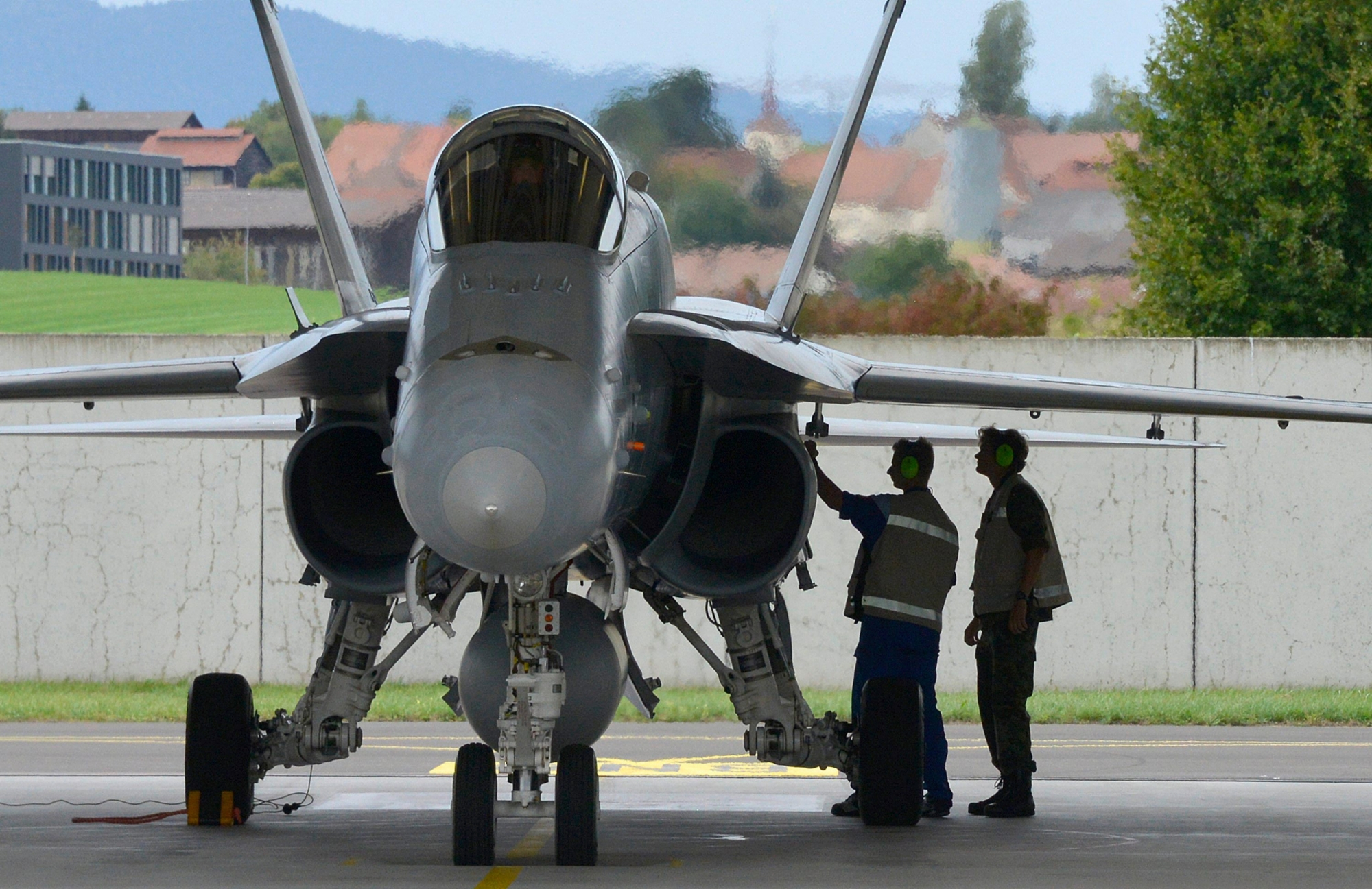Des militaires de l'armee Suisse travaillent sur un avion FA-18 des forces aeriennes de l'armee Suisse, lors d'une visite de l'escadrille d'aviation 17, ce mardi 15 septembre 2015 sur l'aerodrome de Payerne. (KEYSTONE/Christian Brun)



 SCHWEIZ LUFTWAFFE FLIEGERSTAFFEL