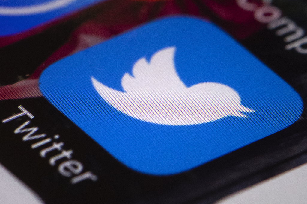 Des centaines de personnes au sein de Twitter ont accès aux outils de support utilisateurs, qui peuvent notamment permettre de suspendre un compte.