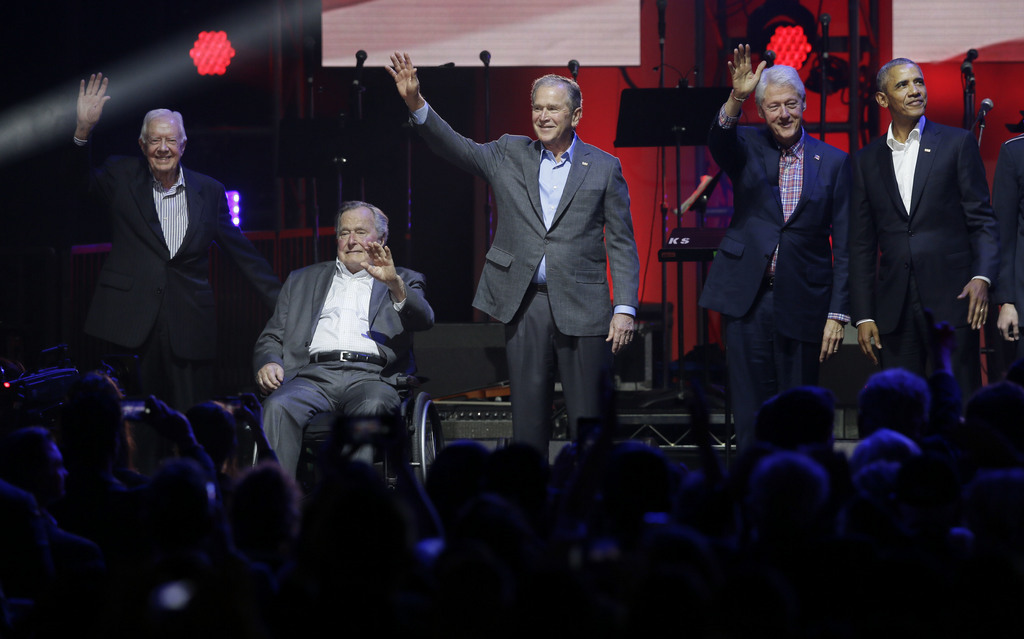 Barack Obama, George W. Bush, Bill Clinton, George H.W. Bush et Jimmy Carter sont montés côte à côte samedi sur la scène d'un concert au Texas, destiné à lever des fonds pour les victimes des ouragans.