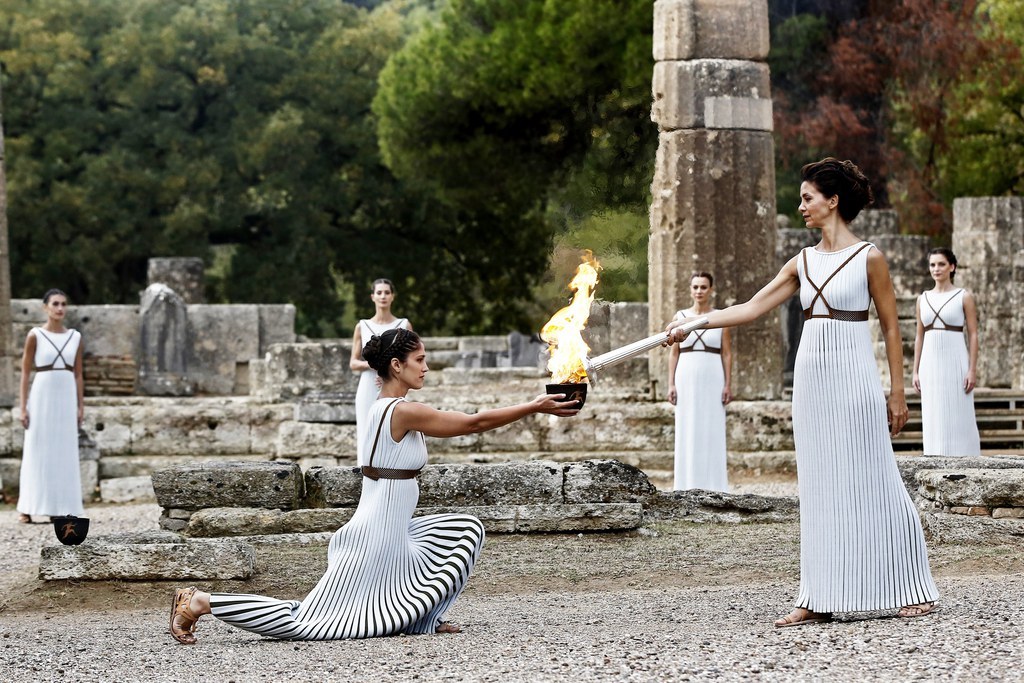 Katerina Lehou (à droite), l'actrice grecque jouant le rôle de la grande prêtresse, a dû s'y reprendre à trois fois pour allumer la première torche du relais au chaudron.