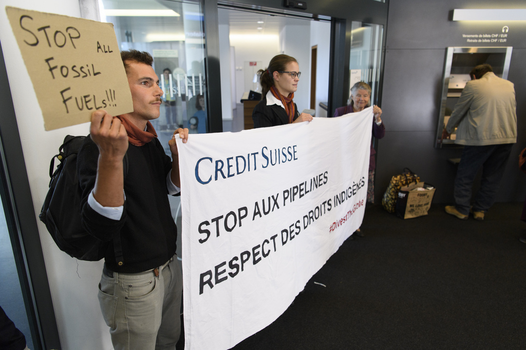 A Lausanne, une vingtaine de personnes ont bloqué pendant environ une heure l'entrée d'une succursale du Crédit Suisse.
