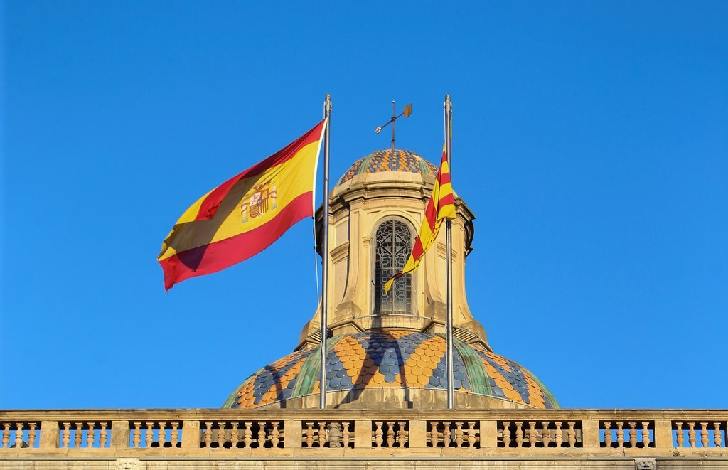 Lundi, le drapeau de l'Espagne flotte toujours sur le Palais du gouvernement catalan.
