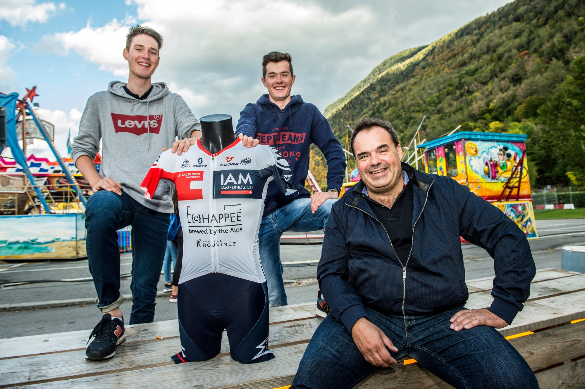 Martigny - 6 octobre 2017 - Foire du Valais, nouvelle équipe cycliste avec les coureurs Martin Schäppi et Quentin Guex et le responsable Alexandre Debons. (Le Nouvelliste/ Héloïse MARET)