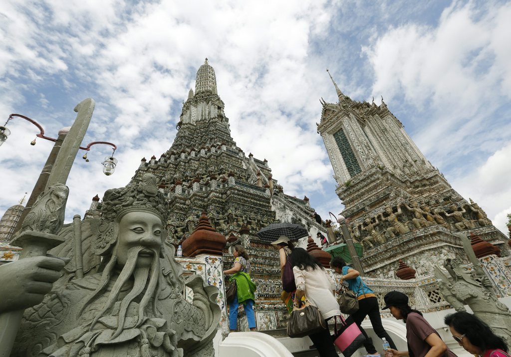 Les deux hommes étaient sur une liste noire après avoir publié le 24 novembre des photos prises devant le Wat Arun, un des temples les plus célèbres de Bangkok. (illustration)
